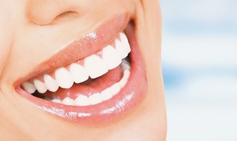 لبخندی زیبا با دندان هایی سفید 